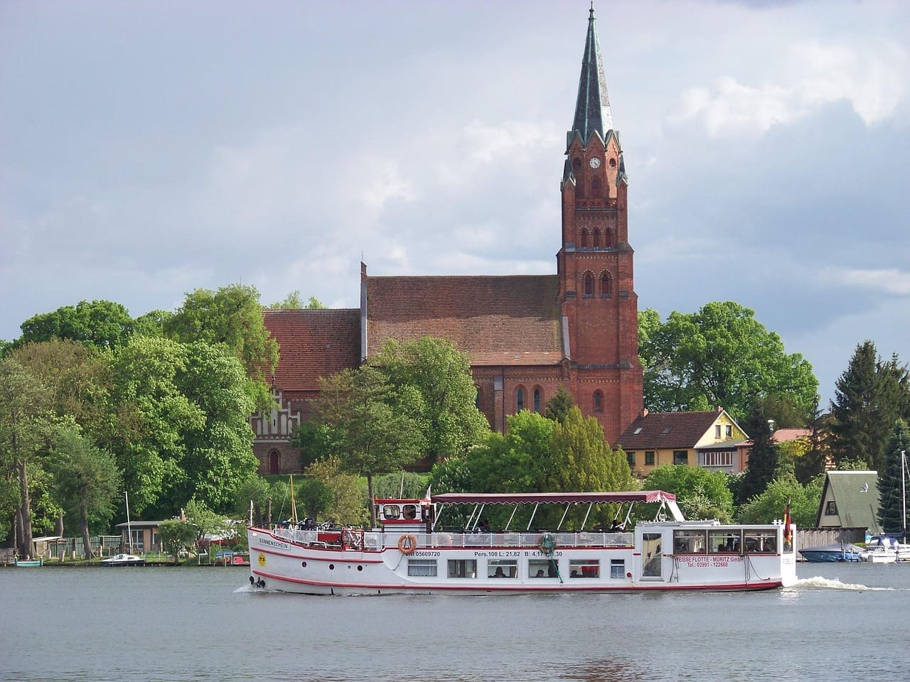 Ausflugsboot Röbel Müritz - Bild von Silvia Dorster auf Pixabay